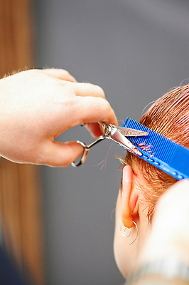 포토 JPG 해외이미지 손 짧은머리 신체부위 머리카락 머리빗 미용실 미용사 머리손질 미용가위 해외202310 해외포토 직업 헤어스타일 가위_도구 사람 뷰티 머리 미용용품 뷰티샵 파일형식