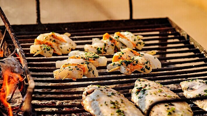 포토 JPG 해외이미지 전통 접시 음식 조각 부분 건강 어류 스테이크 요리 한명 초록색 식사 저녁식사 튀김 흰색 신선 뜨거움 발표 꼬치 그릴 인스턴트 수증기 바비큐 굽기 먹기 해산물 후추 점심식사 오메가 채식주의자 맛있는 해외202310 해외포토 1 식기 컬러 모션 주방용품 서양음식 사람 수중동물 구이 향신료 채식 파일형식