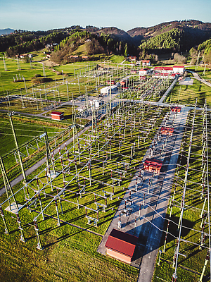 포토 JPG 해외이미지 식물 산업 선 하늘 서기 풍경 사람없음 파란색 탑 금속 힘 장비 에너지 역 제조 위험 큼 순환 철사 봉 철탑 공학 세대 변압기 분배 압력 전압 제어 철강 현재 공급 해외202310 해외포토 건축물 교육 컬러 컨셉 교통시설 모션 재질 크기 파일형식