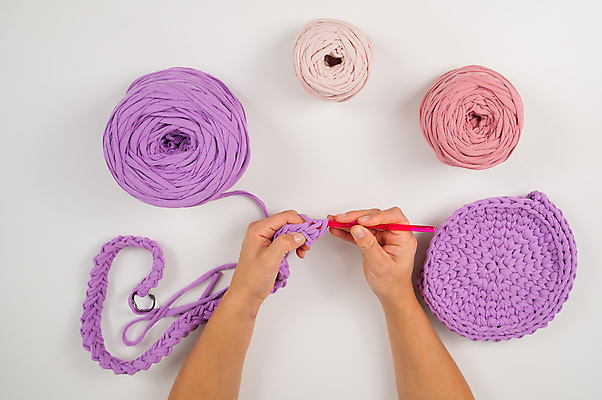 포토 JPG 해외이미지 무료이미지 손 취미 신체부위 잡기 뜨개질 털실 오브젝트 코바늘 핸드메이드 해외202310 해외포토 모션 사람 실 파일형식