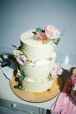 포토 JPG 해외이미지 꽃 결혼식 사람없음 장식 축하 웨딩케이크 흰배경 서랍장 케이크스탠드 해외202310 해외포토 식물 가구 결혼 백그라운드 컨셉 케이크 흰색 받침대 파일형식