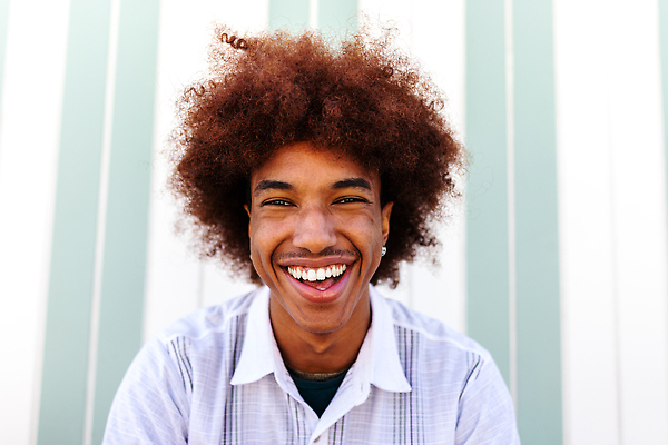 포토 JPG 해외이미지 라이프스타일 헤어스타일 응시 남자 행복 얼굴 흑인 셔츠 한명 미소 웃음 사람 20대 야외 앞모습 여름 머리 유행 검은색 기쁨 흰색 표현 자신감 시원함 긍정 개성 성격 해외202310 해외포토 서양인 1 시선 계절 감정 뷰포인트 컬러 컨셉 상의 표정 청년 생활 신체부위 파일형식