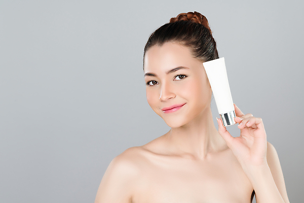 포토 JPG 해외이미지 응시 여자 한명 들기 상반신 성인 뷰티 깨끗함 화장품 수분크림 튜브용기 성인여자한명만 해외202310 해외포토 1 시선 컨셉 모션 사람 용기_그릇 여자한명만 성인여자만 파일형식