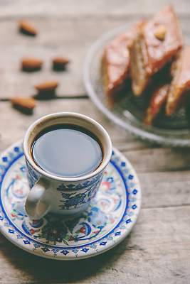 포토 JPG 해외이미지 접시 커피 사람없음 갈색 달콤 커피잔 컵받침 페스츄리 바클라바 나무배경 해외202310 해외포토 식기 음료 빵 컬러 백그라운드 디저트 잔 맛 받침대 파일형식