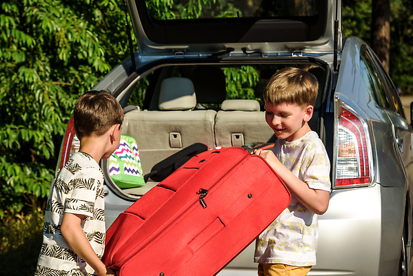 포토 JPG 해외이미지 행복 도로 어린이 여행 2 가방 가족 교통시설 자동차 휴가 함께함 항해 사람 앉기 소년 야외 두명 컬러풀 여행객 여행가방 캠핑 장비 탐험 짐 준비 휴양지 형제 팩 남동생 단절 수하물 해외202310 해외포토 잡화 남자 감정 길 육상교통 컬러 교통 컨셉 배_교통 관계 모션 레저 화장품 장소 시설 동생 파일형식
