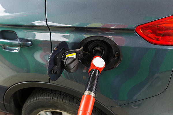 포토 JPG 해외이미지 손 산업 도로 여행 비즈니스 교통시설 자동차 통 손잡이 사람없음 야외 빨간색 경제 환경 힘 장비 운전 에너지 오염 역 휘발유 석유 가격 서비스 탱크 연료 가스 호스 펌프 모터 노즐 디젤 생태학 자동 해외202310 해외포토 교육 길 육상교통 컬러 교통 모션 신체부위 시설 파일형식