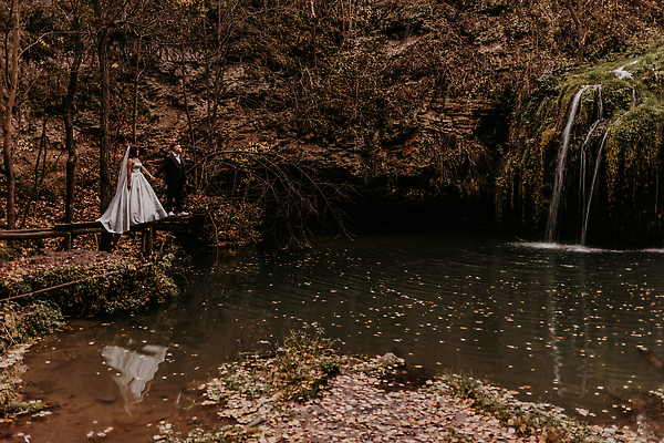 포토 JPG 해외이미지 백인 커플 드레스 여자 행복 호수 신랑 결혼 잎 2 오렌지 가족 신혼부부 자연 산 함께함 발렌타인데이 관리 사랑 사람 성인 야외 두명 목재 강 유행 마을 항구 어둠 일몰 폭포 낭만 추위 흰색 연못 베일 해외202310 해외포토 서양인 나무 식물 부부 옷 감정 컬러 컨셉 과일 재료 관계 교통시설 데이이벤트 이벤트 노을 생태계 신혼 파일형식