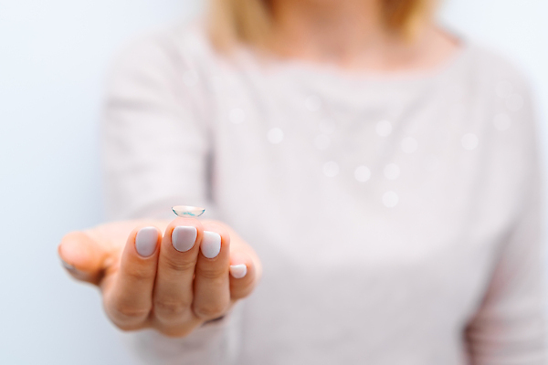 포토 JPG 해외이미지 라이프스타일 여자 안경 얼굴 손가락 건강 한명 약 반사 투명 컨테이너 속눈썹 시력 비전 처방 안과 시력검사 카메라렌즈 삽입 업그레이드 광학 살균 해외202310 해외포토 1 손 잡화 산업 의학 병원 사람 생활 신체부위 카메라 눈썹 검사_조사 파일형식