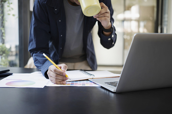 포토 JPG 해외이미지 남자 한명 들기 상반신 성인 노트북 사무실 연필 머그컵 업무 그래픽디자이너 컬러리스트 성인남자한명만 해외202310 해외포토 컬러칩 직업 1 비즈니스 모션 학용품 사람 컵 전자제품 필기구 작업 디자이너 남자한명만 성인남자만 파일형식