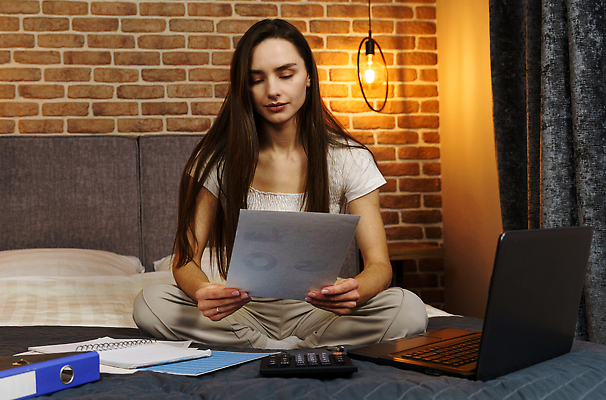 포토 JPG 해외이미지 손 종이 인터넷 비즈니스 사업가 협력 설계 노동자 주택 실내 한명 사람 금융 노트북 컴퓨터 펜 침실 계산기 침대 타이핑 기록 잡기 업무 비즈니스우먼 비교 바이러스 종업원 책상 문서 나눔 온라인 위기 코로나바이러스 사회적거리두기 해외202310 해외포토 직업 1 여자 캠페인 가구 컨셉 모션 문구용품 내부 건물 신체부위 경제 전자제품 필기구 장비 작업 직장인 파일형식