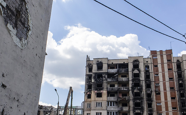 포토 JPG 해외이미지 외관 유럽 무기 벽 백그라운드 주택 사람없음 건물 손상 도시 폭발 폭탄 충돌 폐허 군용 전쟁 증거 대포 깨짐 비극 우크라이나 침범 해외202310 해외포토 건축물 나라 컨셉 군대 폭발물 파일형식