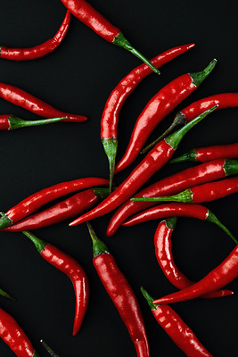 포토 JPG 해외이미지 음식 컬러 백그라운드 채소 재료 고추 파프리카 따뜻함 건강 요리 사람없음 빨간색 초록색 컬러풀 우주 주방 검은색 활발 신선 뜨거움 악마 굽기 향신료 묘사 유기농 매움 날것 후추 내추럴 연소 고립 숙성 해외202310 해외포토 웰빙 컨셉 맛 구이 향미료 파일형식