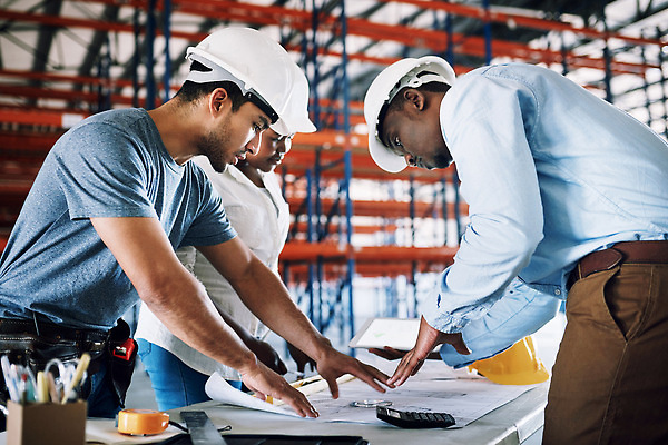 포토 JPG 해외이미지 응시 여자 남자 건축 비즈니스 회의 함께함 줄자 상반신 성인 옆모습 세명 계산기 안전모 책상 문서 연필꽂이 성인만 해외202310 해외포토 시선 뷰포인트 가구 컨셉 문구용품 자 사람 장비 헬멧 안전장비 파일형식