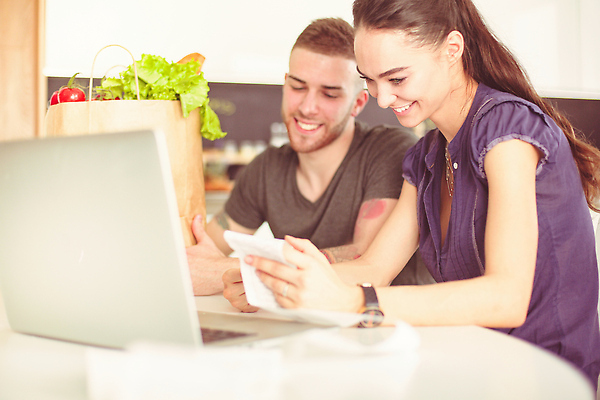포토 JPG 해외이미지 백인 커플 옷 여자 남자 통신 가정 관계 아파트 주택 함께함 실내 사랑 미소 앉기 성인 두명 금융 노트북 컴퓨터 뷰티 주방 공책 슬픔 잡기 연결 결합 무선전화기 확인 고민 전자 계산서 심각 해외202310 해외포토 서양인 감정 컨셉 모션 문구용품 표정 사람 내부 건물 경제 전자제품 전화기 파일형식