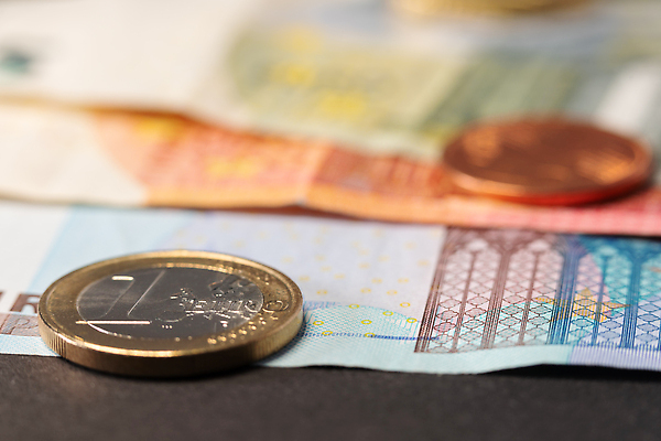 포토 JPG 해외이미지 1 유럽 조각 컨셉 돈 오렌지 비즈니스 성공 사람없음 금융 경제 빛 금속 동전 저축 유로 시장 재산 황금 은색 가격 가난 심볼 싱글 투자 결제 문제 이익 고립 렌탈 센트 수입 예산 우울증 해외202310 해외포토 나라 컬러 과일 재질 질병 파일형식