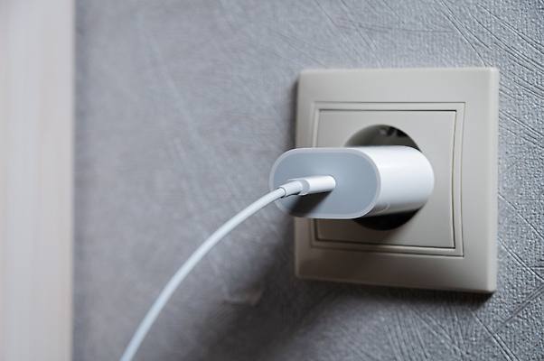 포토 JPG 해외이미지 벽 백그라운드 컨셉 통신 모바일 주택 사람없음 내부 스마트폰 우주 힘 장비 에너지 흰색 닫기 콘센트 플러그 연결 플라스틱 USB 스마트 전자 부드러움 철사 베터리 요금 전압 충전기 해외202310 해외포토 컬러 모션 재질 건물 핸드폰 스마트기기 기계 감각 충전 파일형식