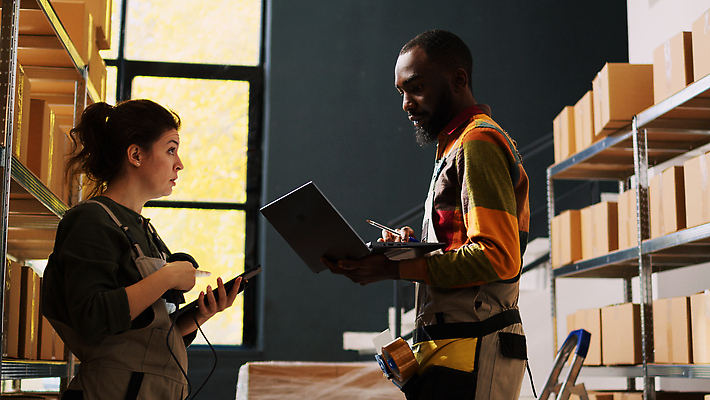포토 JPG 해외이미지 백인 여자 남자 흑인 노동자 실내 들기 상반신 성인 두명 옆모습 노트북 상자 작업 물류창고 스캐너 성인만 해외202310 해외포토 서양인 직업 뷰포인트 모션 사람 내부 전자제품 창고 파일형식