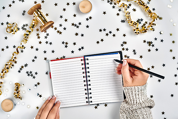 포토 JPG 해외이미지 무료이미지 손 별 리본 신체부위 반짝임 펜 공책 축하 잡기 해외202310 해외포토 자연요소 컨셉 모션 문구용품 사람 필기구 파일형식