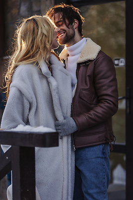 포토 JPG 해외이미지 백인 웰빙 커플 여자 남자 행복 여행 관계 포옹 자연 결혼식 남편 휴가 휴식 주택 함께함 실내 사랑 미술 서기 미소 사람 두명 앞모습 여름 친구 파티 문 자유 인사 아내 오픈 날짜 해외202310 해외포토 서양인 계절 감정 뷰포인트 결혼 컨셉 안기 모션 문화예술 표정 이벤트 내부 건물 예절 생태계 파일형식