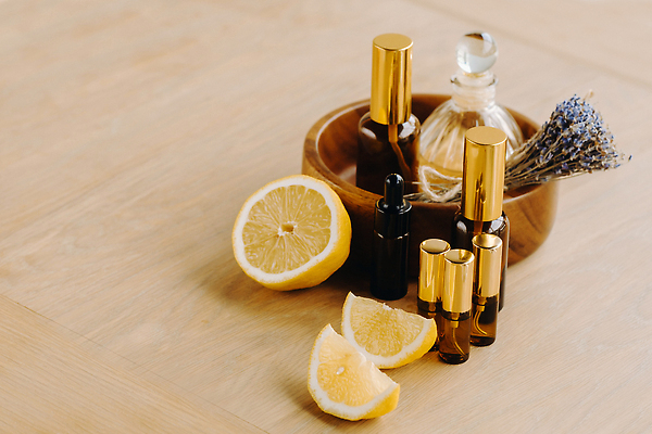 포토 JPG 해외이미지 조각 단면 유리병 사람없음 레몬 감성 라벤더 드라이플라워 공병 나무그릇 에센스 카피스페이스 나무배경 해외202310 해외포토 그릇 꽃 백그라운드 컨셉 과일 병_용기 목재 화장품 공백 허브 병_담는 파일형식