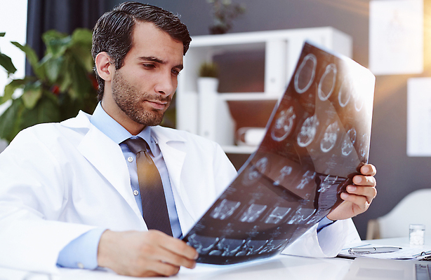 포토 JPG 해외이미지 직업 과학 유니폼 노동자 엑스레이 건강 병원 실험 한명 사람 사무실 약 머리 건강관리 모니터 진료 의사 광선 가리킴 실험실 질병 분석 뇌 그림 암 외과 돌봄 방사선 해외202310 해외포토 1 옷 컨셉 비즈니스 의학 모션 관리 손짓 신체부위 컴퓨터 의료진 파일형식