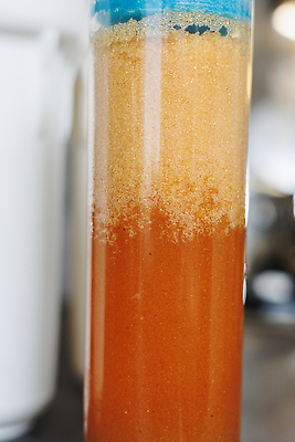 포토 JPG 해외이미지 음료 백그라운드 주택 건강 사람없음 치료 물 주방 블록 장비 흰색 신선 액체 수리 위생 플라스틱 순수 서비스 파이프 시스템 튜브 반전 유지 고립 교체 배관공 설치 실린더 필터 탄소 해외202310 해외포토 자연요소 컬러 컨셉 의학 재질 건물 파일형식