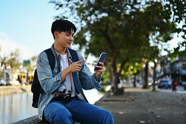포토 JPG 해외이미지 남자 길 태국 거리 한명 들기 앉기 동양인 상반신 성인 야외 옆모습 아웃포커스 스마트폰 카메라 가리킴 네비게이션 태국여행 성인남자한명만 해외202310 해외포토 1 아시아 뷰포인트 해외여행 모션 촬영기법 사람 인종 손짓 전자제품 핸드폰 스마트기기 남자한명만 성인남자만 파일형식