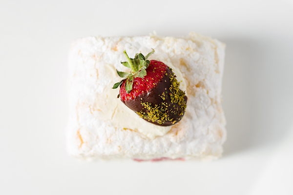 포토 JPG 해외이미지 열매 꽃 커피 음식 분홍색 조각 과일 부분 딸기 휴가 디저트 사람없음 여름 케이크 얼음 식사 카페 빵집 우유 소용돌이 신선 생일 달콤 맛 인스턴트 설탕 가득함 크림 롤 레시피 스펀지 번 크림치즈 페스츄리 맛있는 해외202310 해외포토 자연요소 식물 계절 기념일 음료 빵 컬러 컨셉 치즈 유제품 상점 회오리 파일형식