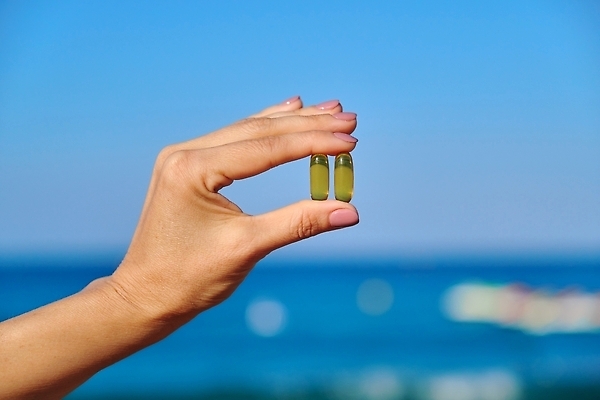 포토 JPG 해외이미지 라이프스타일 손 음식 바다 백그라운드 컨셉 다이어트 손가락 하늘 건강 어류 사람없음 야외 치료 파란색 햇빛 태양 알약 약 노란색 투명 약국 간 부드러움 D 조제 보충 돌봄 복용 오메가 해외202310 해외포토 자연요소 알파벳 컬러 의학 모션 생활 신체부위 수중동물 장기_의학 감각 만들기 파일형식