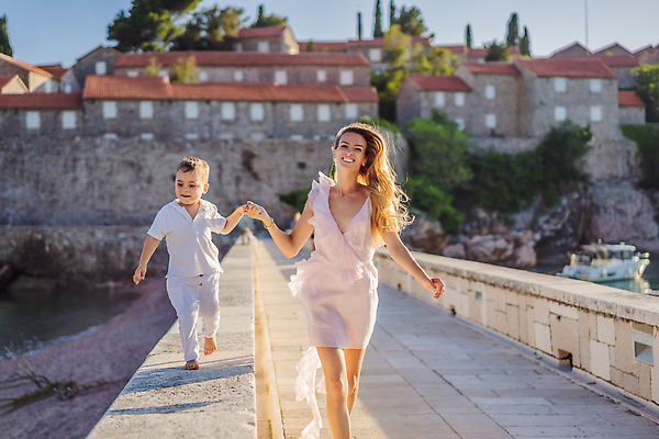 포토 JPG 해외이미지 전신 건축물 여자 남자 행복 어린이 여행 소년 성인 야외 두명 달리기 손잡기 산책 몬테네그로 스베티스테판 해외202310 해외포토 건축 감정 모션 휴식 사람 파일형식