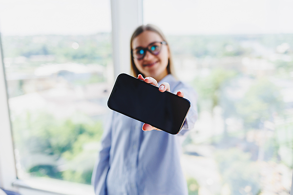 포토 JPG 해외이미지 라이프스타일 손 디자인 응시 여자 백그라운드 인터넷 통신 손가락 모바일 세포 한명 사람 앉기 성인 스마트폰 핸드폰 상점 디지털 스크린 검은색 공백 카페 터치 흰색 잡기 네트워크 메시지 닫기 전화기 스마트 어깨 거짓 넘어짐 소셜 목업 비어있는 해외202310 해외포토 1 시선 컬러 컨셉 모션 생활 신체부위 전자제품 스마트기기 파일형식