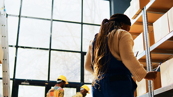 포토 JPG 해외이미지 여자 남자 흑인 노동자 실내 상반신 성인 옆모습 뒷모습 세명 상자 작업 안전모 물류창고 성인만 해외202310 해외포토 서양인 직업 뷰포인트 사람 내부 헬멧 안전장비 창고 파일형식