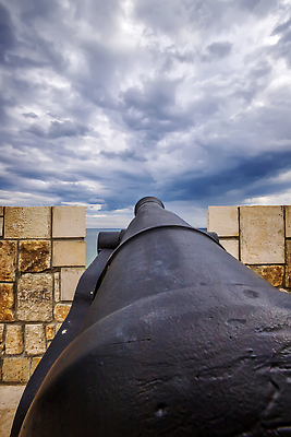 포토 JPG 해외이미지 무기 벽 여행 건축양식 하늘 휴가 사람없음 야외 세로 여행객 맑음 침묵 고요 낭만 총 시골 성 중세 목표 철 부식 그림 육군 대포 고딕 옛날 수평선 해외202310 해외포토 건축물 건축 컨셉 날씨 군대 사람 소리 역사 파일형식