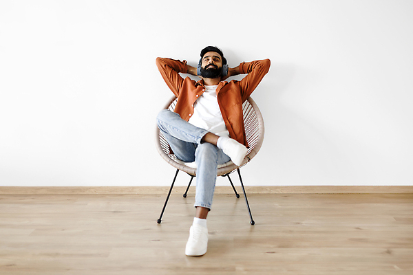 포토 JPG 해외이미지 라이프스타일 남자 행복 음악 이어폰 포즈 백그라운드 컨셉 의자 중동 노래 휴식 수염 주택 실내 한명 사람 앉기 성인 디지털 헤드폰 듣기 어플리케이션 MP3 인도인 안락의자 주말 온라인 뮤지컬 아랍어 플레이어 힌두교 카피스페이스 밀레니얼 안락 해외202310 해외포토 외국인 1 감정 나라 종교 음향기기 가구 모션 문화예술 동양인 내부 건물 생활 경제 전자제품 공백 파일형식