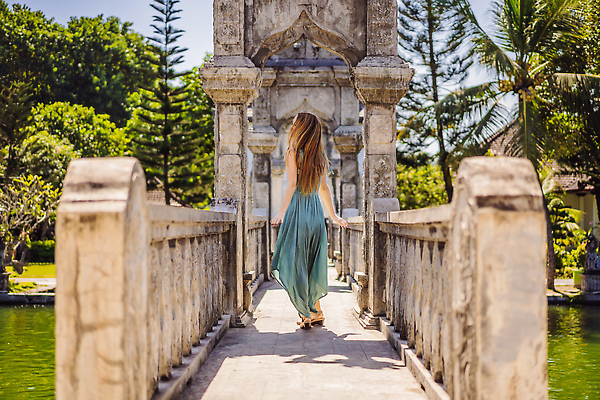 포토 JPG 해외이미지 나무 전통 꽃 유럽 아시아 종교 문화 안경 호수 바다 여행 건축양식 자연 하늘 휴가 한명 동양인 야외 건물 초록색 야자수 반사 여행객 정원 동남아시아 궁전 사찰 재산 발리 인도네시아 천연기념물 랜드마크 블로거 옛날 해외202310 해외포토 식물 1 건축물 잡화 건축 나라 컬러 섬 고건축 종교건축 사람 인종 금융 생태계 파일형식