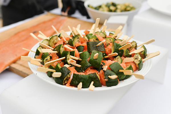 포토 JPG 해외이미지 접시 음식 조각 결혼 다이어트 채소 건강 어류 요리 이벤트 사람없음 초록색 소풍 파티 요식업 식당 축제 식사 저녁식사 축하 바 꼬치 그릴 바비큐 먹기 웨이트리스 웨이터 해산물 서비스 메뉴 준비 서빙 연어 훈제 점심식사 뷔페 접수 주키니 해외202310 해외포토 직업 식기 산업 컬러 컨셉 모션 주방용품 야외활동 상점 수중동물 종업원 파일형식