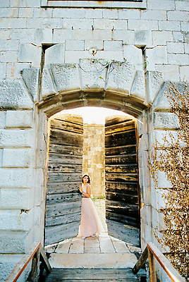 포토 JPG 해외이미지 백인 1 드레스 벽 결혼 난간 결혼식 벽돌 한명 건물 목재 문 바위 오픈 성 닫기 옛날 해외202310 해외포토 서양인 나무 건축물 옷 재료 모션 사람 이벤트 돌_바위 파일형식