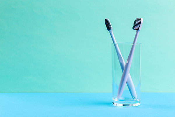 포토 JPG 해외이미지 하늘색 잔 사람없음 두개 양치 칫솔 오브젝트 민트색 양치도구 해외202310 해외포토 식기 컬러 2 파란색 위생용품 청결 파일형식