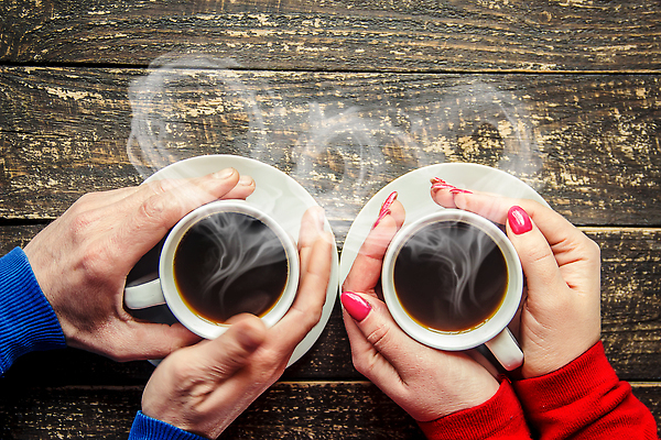 포토 JPG 해외이미지 손 커플 커피 백그라운드 잔 함께함 사랑 신체부위 잡기 수증기 컵받침 나무배경 해외202310 해외포토 식기 감정 음료 컨셉 관계 모션 사람 받침대 파일형식