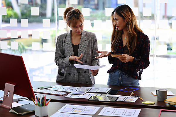 포토 JPG 해외이미지 디자인 여자 비즈니스 창문 설계 대화 상반신 성인 두명 비즈니스우먼 계획 디자이너 보고서 UI 성인여자만 해외202310 해외포토 직업 컨셉 말하기 사람 직장인 여자만 성인만 파일형식