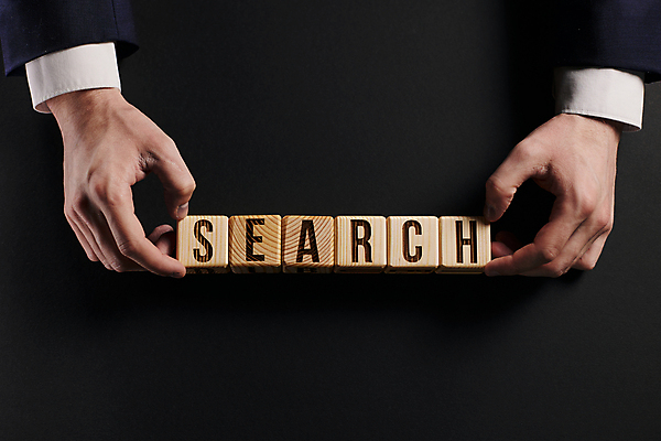 포토 JPG 해외이미지 손 알파벳 비즈니스 텍스트 아이디어 신체부위 단어 검은색 검색 나무블록 카피스페이스 해외202310 해외포토 문자 영어 컬러 컨셉 사람 목재 공백 블록 파일형식