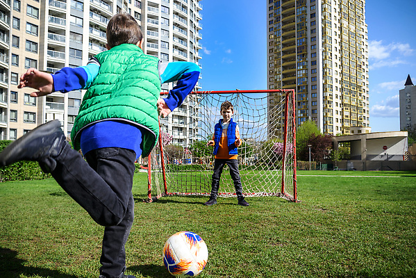 포토 JPG 해외이미지 백인 라이프스타일 공원 행복 어린이 스포츠 포즈 백그라운드 밭 공 학교 놀이 건강 사람 경기 소년 야외 두명 달리기 운동 축구 경쟁 유치원 도전 게임 잡기 우승 놀이터 연습 골 때리기 챔피언 플레이어 해외202310 해외포토 서양인 공공시설 교육 남자 감정 컨셉 농업 모션 생활 구기 최고 파일형식