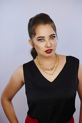 포토 JPG 해외이미지 모델 라이프스타일 옷 여자 행복 백그라운드 한명 사람 동양인 성인 뷰티 유행 우주 흰색 자신감 우아함 시원함 우크라이나 스타일 해외202310 해외포토 1 감정 유럽 컬러 컨셉 인종 생활 파일형식