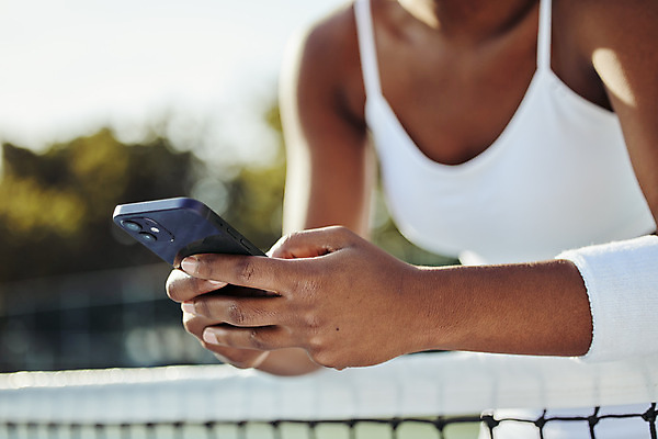 포토 JPG 해외이미지 여자 한명 들기 상반신 성인 야외 스마트폰 테니스 테니스장 테니스복 성인여자한명만 해외202310 해외포토 1 스포츠시설 모션 사람 핸드폰 스마트기기 운동복 구기 여자한명만 성인여자만 파일형식