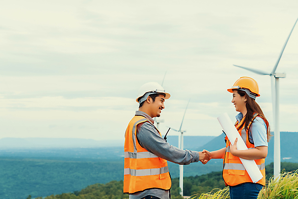 포토 JPG 해외이미지 들기 상반신 야외 두명 옆모습 손잡기 엔지니어 숲 안전모 풍력발전소 무전기 안전조끼 해외202310 해외포토 뷰포인트 모션 무선통신 사람 발전소 기술자 풍력에너지 헬멧 안전장비 파일형식