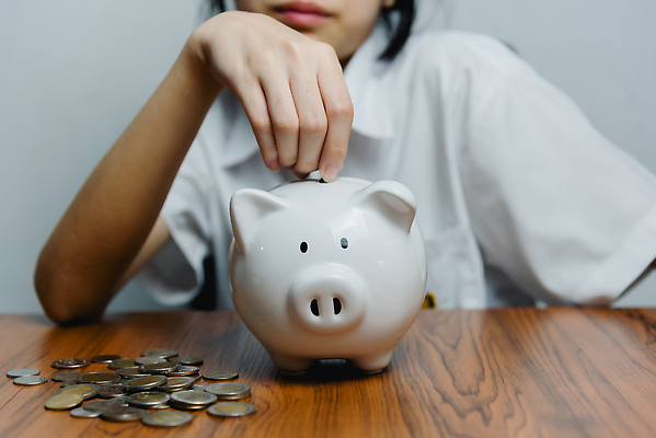 포토 JPG 해외이미지 백인 여자 교육 딸 행복 어린이 돈 비즈니스 손가락 성공 미래 설계 주택 실내 미소 사람 사람없음 내부 가로 금융 경제 동전 기쁨 성장 잡기 돼지 절약 계산 재산 보호 보안 투자 보험 넣기 수입 해외202310 해외포토 서양인 손 감정 컨셉 포유류 가족 모션 표정 안전 건물 파일형식