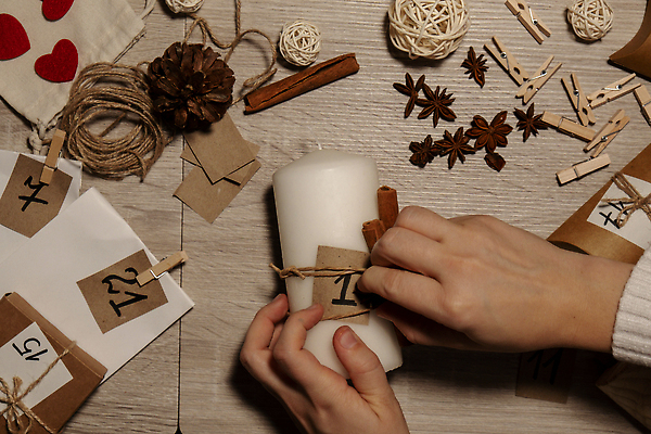 포토 JPG 해외이미지 손 초 공 집게 선물 신체부위 장식 숫자 하트 준비 노끈 DIY 꾸미기 베이지색 시나몬스틱 핸드메이드 나무배경 팔각회향 해외포토 모양 문자 줄 컬러 백그라운드 사람 취미 향신료 시나몬 파일형식