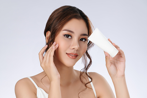 포토 JPG 해외이미지 여자 한명 들기 동양인 손짓 상반신 성인 앞모습 화장품 성인여자한명만 해외202310 해외포토 1 뷰포인트 모션 사람 인종 뷰티 여자한명만 성인여자만 파일형식