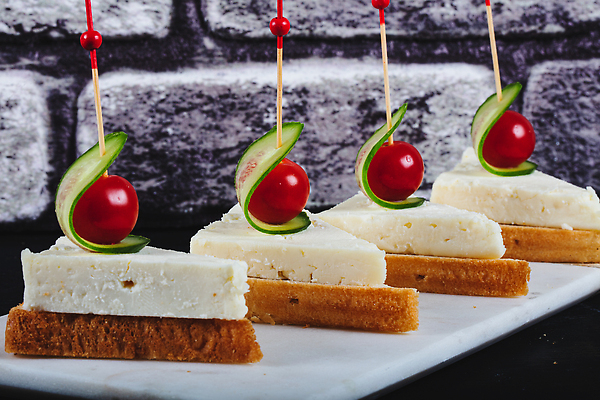 포토 JPG 해외이미지 접시 음식 빵 조각 백그라운드 잎 다이어트 토마토 채소 탁자 치즈 샌드위치 건강 요리 사람없음 목재 빨간색 초록색 식당 식사 저녁식사 이탈리아 샐러드 흰색 신선 맛 그릴 아침식사 애피타이저 기름 바게트 지중해 만취 허브 카나페 토스트 후추 바질 점심식사 모짜렐라치즈 브루스케타 채식주의자 카프레제 핸드메이드 개조 맛있는 해외202310 해외포토 나무 식물 식기 유럽 바다 컬러 가구 컨셉 재료 주방용품 유제품 서양음식 상점 향신료 채식 술취함 파일형식