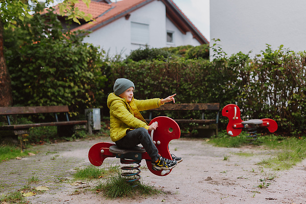 포토 JPG 해외이미지 백인 라이프스타일 공원 행복 어린이 스포츠 장난 학교 놀이 한명 사람 소년 야외 파란색 봄 유치원 기쁨 게임 아기 미끄럼틀 놀이터 작음 긍정 걸음마 해외202310 해외포토 서양인 1 계절 공공시설 교육 남자 감정 컬러 컨셉 모션 생활 놀이기구 크기 파일형식